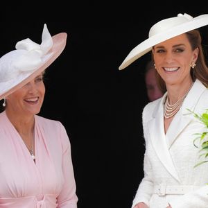 Kate Middleton est arrivée en compagnie de Sophie, duchesse d'Edimbourg. La princesse de Galles n'était plus venue à la cérémonie de l'Ordre de la Jarretière depuis 2023.

Sophie, duchesse d'Edimbourg (Sophie Rhys-Jones, duchesse d'Edimbourg) et Catherine, princesse de Galles (Catherine (Kate) Middleton, princesse de Galles), assistent à la cérémonie de l'Ordre de la Jarretière à la chapelle Saint-Georges du château de Windsor le 16 juin 2025 à Windsor, Angleterre.

MirrorPix/Pool/Bestimage