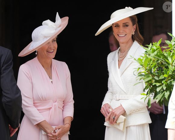 Kate Middleton est arrivée en compagnie de Sophie, duchesse d'Edimbourg. La princesse de Galles n'était plus venue à la cérémonie de l'Ordre de la Jarretière depuis 2023.

Sophie, duchesse d'Edimbourg (Sophie Rhys-Jones, duchesse d'Edimbourg) et Catherine, princesse de Galles (Catherine (Kate) Middleton, princesse de Galles), assistent à la cérémonie de l'Ordre de la Jarretière à la chapelle Saint-Georges du château de Windsor le 16 juin 2025 à Windsor, Angleterre.

MirrorPix/Pool/Bestimage