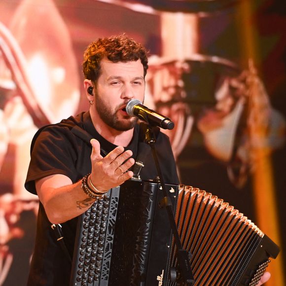 Exclusif - Claudio Capéo - Enregistrement de l'émission Vivement dimanche au studio Rive gauche, présentée par Michel Drucker le 16 décembre 2025. . Diffusion sur France 3 le 04/01/2026 . © Guillaume Gaffiot / Bestimage