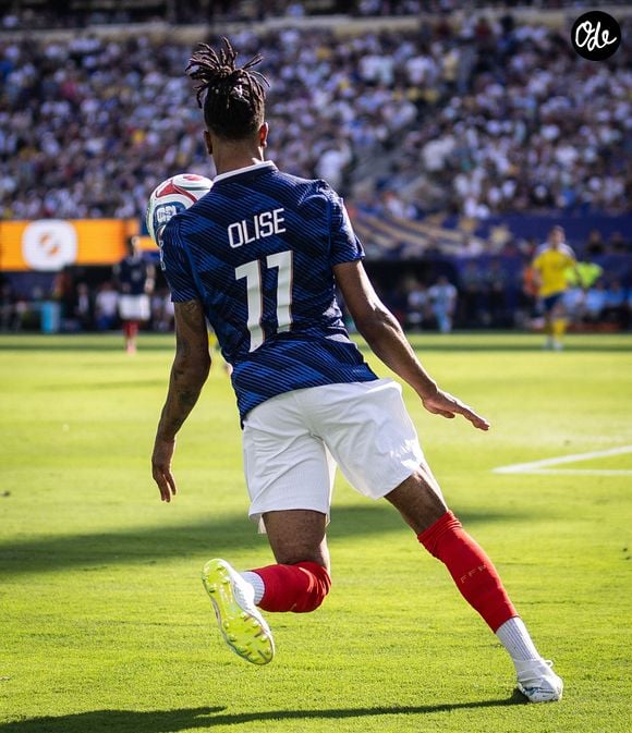 Michael Olise, sous le maillot de l'équipe de France, contrôle le ballon lors du huitième de finale de la Coupe du monde 2026 face à la Suède, au New York New Jersey Stadium d'East Rutherford (États-Unis), le 30 juin 2026.