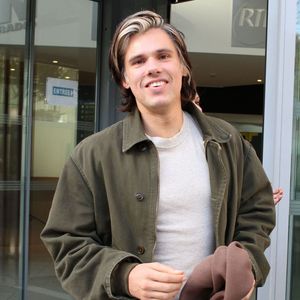 Orelsan quitte les studios de RTL à Paris le 17 octobre 2025.
© Jonathan Rebboah / Psnewz / Bestimage