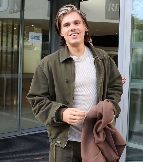 Orelsan quitte les studios de RTL à Paris le 17 octobre 2025.
© Jonathan Rebboah / Psnewz / Bestimage