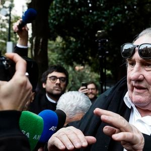Gérard Depardieu et le paparazzi Rino Barillari se réconcilient au "Harry's Bar" à Rome le 19 janvier 2026. C'est au même endroit, le 21 mai 2024 que les deux hommes se sont accrochés. Gérard Depardieu aurait frappé le photographe à trois reprises au visage car ce dernier avait bousculé la compagne de Gérard Depardieu pour faire une série de photos. Après cet incident, les plaintes ont fusé de toute part....mais les images montrent que les deux hommes ont trouvé un terrain d'entente.
Zuma Press / Bestimage