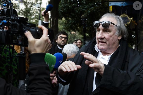 Gérard Depardieu et le paparazzi Rino Barillari se réconcilient au "Harry's Bar" à Rome le 19 janvier 2026. C'est au même endroit, le 21 mai 2024 que les deux hommes se sont accrochés. Gérard Depardieu aurait frappé le photographe à trois reprises au visage car ce dernier avait bousculé la compagne de Gérard Depardieu pour faire une série de photos. Après cet incident, les plaintes ont fusé de toute part....mais les images montrent que les deux hommes ont trouvé un terrain d'entente.
Zuma Press / Bestimage