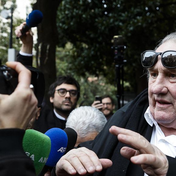 Gérard Depardieu et le paparazzi Rino Barillari se réconcilient au "Harry's Bar" à Rome le 19 janvier 2026. C'est au même endroit, le 21 mai 2024 que les deux hommes se sont accrochés. Gérard Depardieu aurait frappé le photographe à trois reprises au visage car ce dernier avait bousculé la compagne de Gérard Depardieu pour faire une série de photos. Après cet incident, les plaintes ont fusé de toute part....mais les images montrent que les deux hommes ont trouvé un terrain d'entente.
Zuma Press / Bestimage