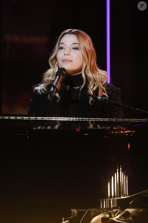 Exclusif - Santa (Samanta Cotta, chanteuse du groupe Hyphen Hyphen) - Enregistrement de l'émission "La fête de la Chanson française" au Dôme à Paris, présentée par L.Thilleman et A.Manoukian, et diffusée le 22 décembre sur France 3
© Christophe Clovis / Bestimage
