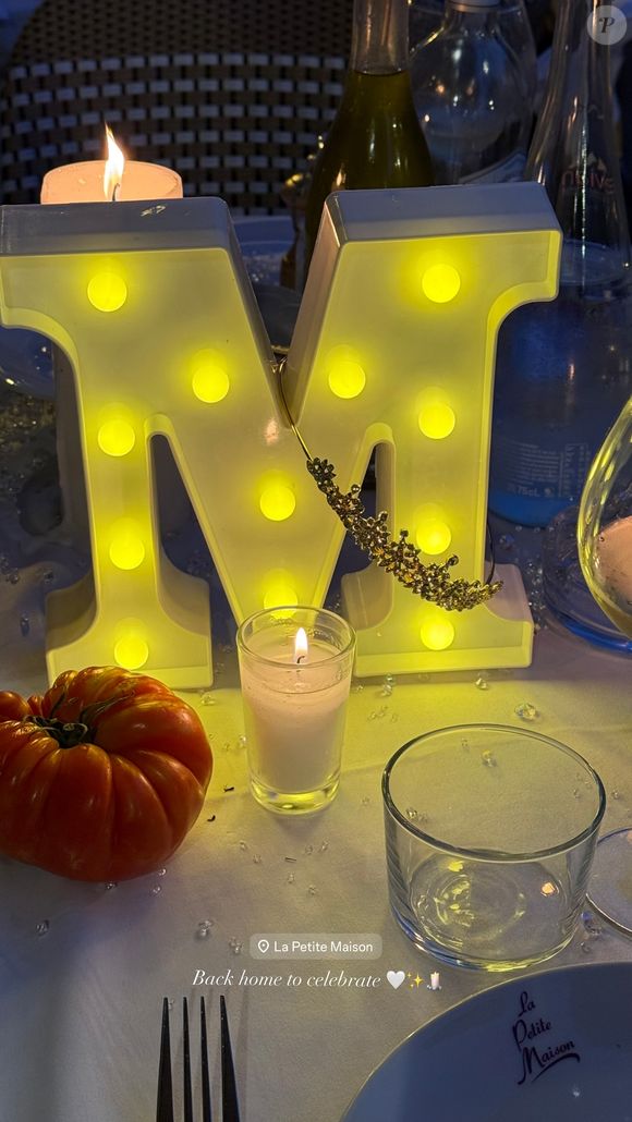 "Back home to celebrate", écrit-elle en légende d'un cliché où l'on découvre une table dressée avec un M composé d'ampoules et décoré avec une couronne de princesse. 

Mathilde Capp, Instagram 28 juin 2025