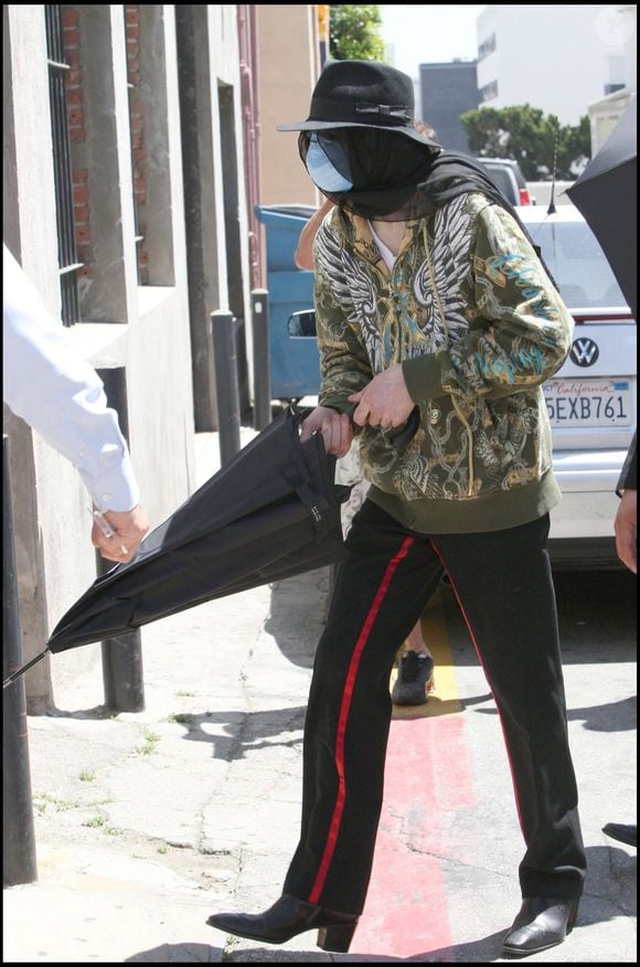 26 juin 2009, Beverly Hills. Quelques jours avant sa mort, Michael Jackson se déguise pour une virée shopping. Le chanteur s’arrête notamment à la Galerie Michael, une galerie d’art de Rodeo Drive. © FAME PICTURES / BESTIMAGE