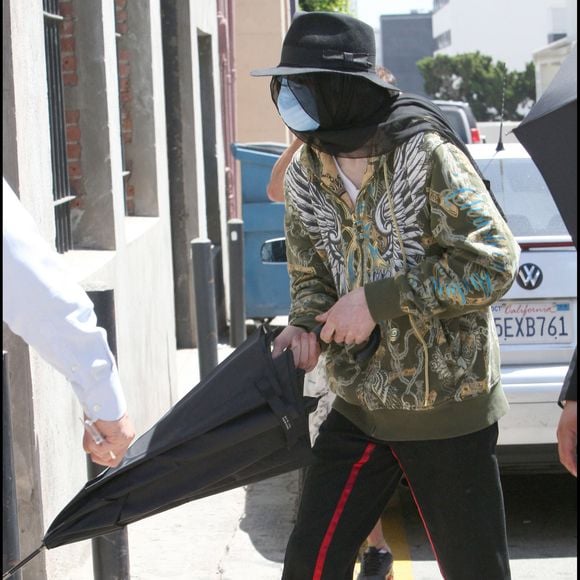 26 juin 2009, Beverly Hills. Quelques jours avant sa mort, Michael Jackson se déguise pour une virée shopping. Le chanteur s’arrête notamment à la Galerie Michael, une galerie d’art de Rodeo Drive. © FAME PICTURES / BESTIMAGE