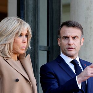 Comme d'autres grandes figures politiques, Emmanuel Macron était sorti de sa réserve pour saluer sa mémoire via un communiqué relayé par l'Elysée. 
 
Accueil de B.TINUBU, Président de la République fédérale du Nigéria et de son épouse O.Tinubu par le Président  de la République Emmanuel Macron et Brigitte Macron  au Palais de l'Elysée à Paris le 28 Novembre 2024 © Dominique Jacovides / Bestimage