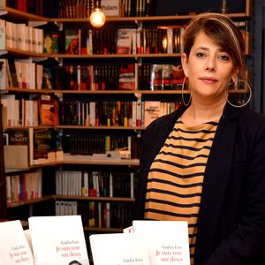 De son côté, France Inter justifie sa décision par un choix éditorial.

Giulia Foïs (soeur de Marina Foïs), la journaliste écrivain, est à Nice, le 15 octobre 2020, dans le cadre de la vingtième édition du Festival C'est Trop Court, pour y présenter son nouveau livre "Je suis une sur deux". © Bruno Bebert / Bestimage