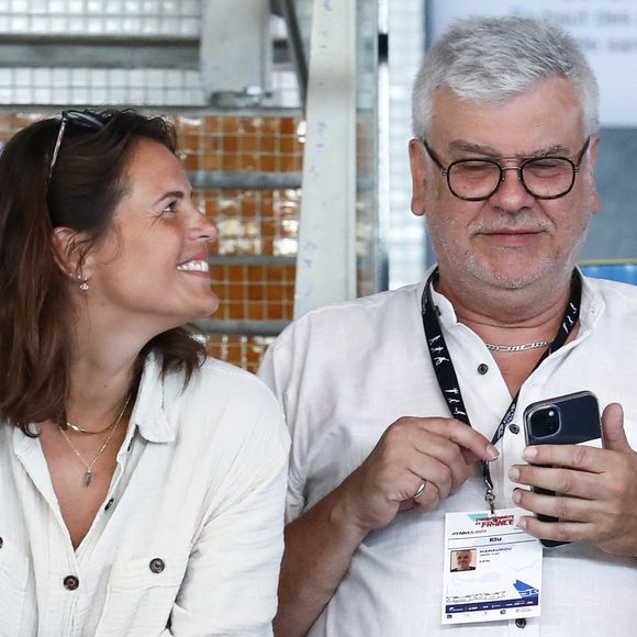 Star du documentaire Laure, Laure, Laure, Laure Manaudou fait de rares confidences sur son parcours, son enfance et sa carrière de championne olympique.

Laure Manaudou et son père Jean-Luc Manaudou assistent dans les tribunes aux championnats de France Élites en grand bassin de natation à Rennes, France © Mickael Chavet/Zuma Press/Bestimage