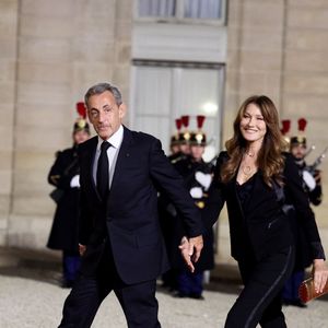 Nicolas Sarkozy et sa femme Carla Bruni-Sarkozy lors de l'accueil par le couple présidentiel français du président du Kazakhstan au palais de l'Elysée à Paris pour un dîner d'état le 5 novembre 2024.

© Dominique Jacovides / Bestimage