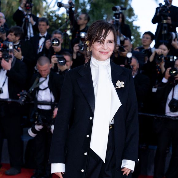 "Au moment où je vous parle, je suis à Los Angeles pour un enterrement, je suis bouleversée, je n'ai jamais vécu un deuil aussi difficile", a notamment révélé l'actrice dans les colonnes du magazine "Gala"

Juliette Binoche - Montée des marches du film " Amarga Navidad " lors du 79ème Festival International du Film de Cannes, le 19 mai 2026. © Olivier Borde / Bestimage