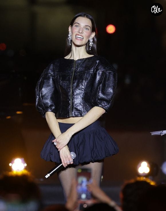Charlotte Cardin lors du lancement des Illuminations de Noël des Champs-Elysées à Paris le 16 novembre 2025.

© Coadic Guirec / Bestimage