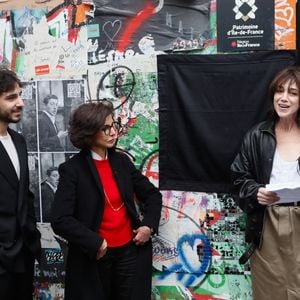 Ben Attal, Rachida Dati (ministre de la culture), Charlotte Gainsbourg lors de la cérémonie de dévoilement de la plaque "Maison des Illustres" de la Maison Gainsbourg à Paris, France, le 2 avril 2024. © Christophe Clovis/Bestimage