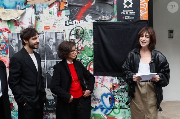 Ben Attal, Rachida Dati (ministre de la culture), Charlotte Gainsbourg lors de la cérémonie de dévoilement de la plaque "Maison des Illustres" de la Maison Gainsbourg à Paris, France, le 2 avril 2024. © Christophe Clovis/Bestimage