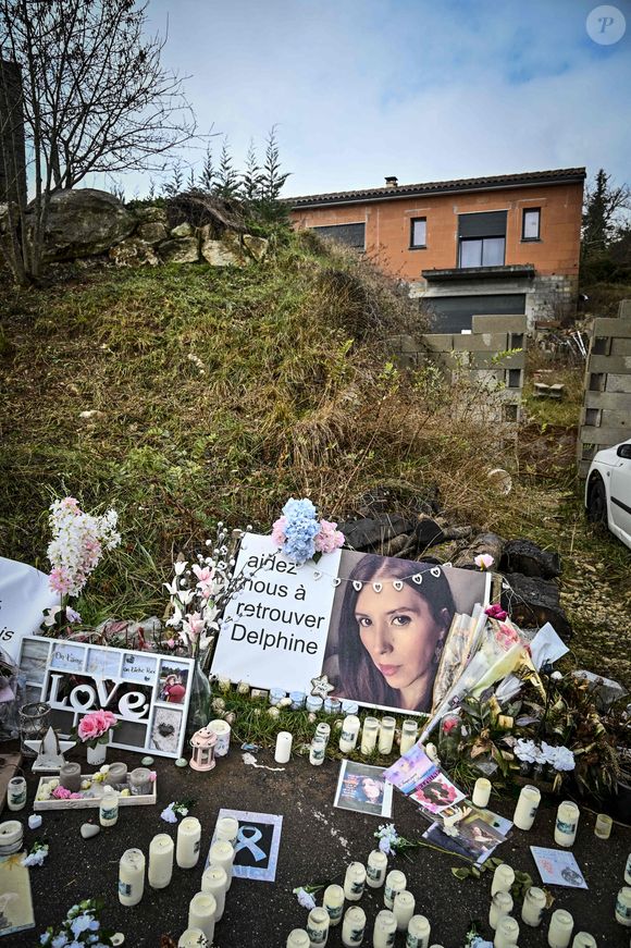 Cet homme est pour rappel accusé d'avoir tué son épouse Delphine, qui avait disparu en décembre 2020 en plein couvre-feu lié à la pandémie de Covid-19, à Cagnac-les-Mines, et dont le corps n’a jamais été retrouvé.

Vue générale de la maison de Delphine Jubillar à Cagnac les Mines, FRance, le 8 janvier 2022. © Thierry Breton/Panoramic/Bestimage