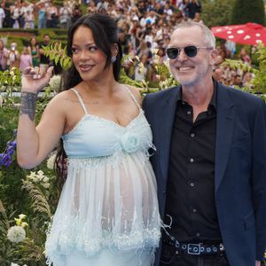 Robyn Rihanna Fenty et le réalisateur Chris Miller posent pour le photographe lors de la première mondiale du nouveau film 'De Smurfen/ Les Schtroumpfs, le 28 juin 2025 à Bruxelles, Belgique. Photo by ABACAPRESS.COM