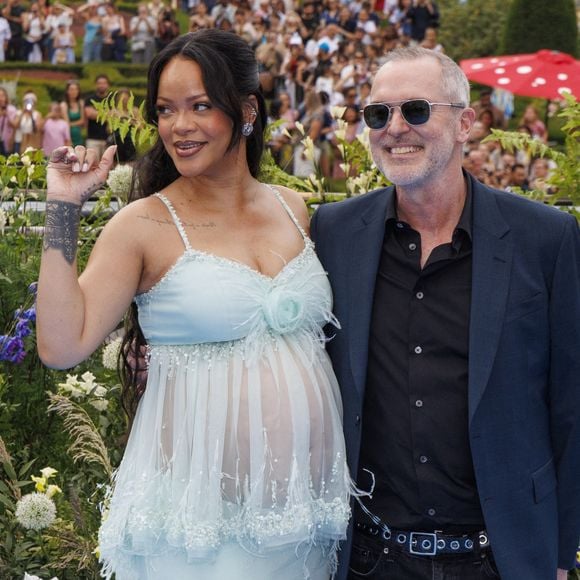 Robyn Rihanna Fenty et le réalisateur Chris Miller posent pour le photographe lors de la première mondiale du nouveau film 'De Smurfen/ Les Schtroumpfs, le 28 juin 2025 à Bruxelles, Belgique. Photo by ABACAPRESS.COM