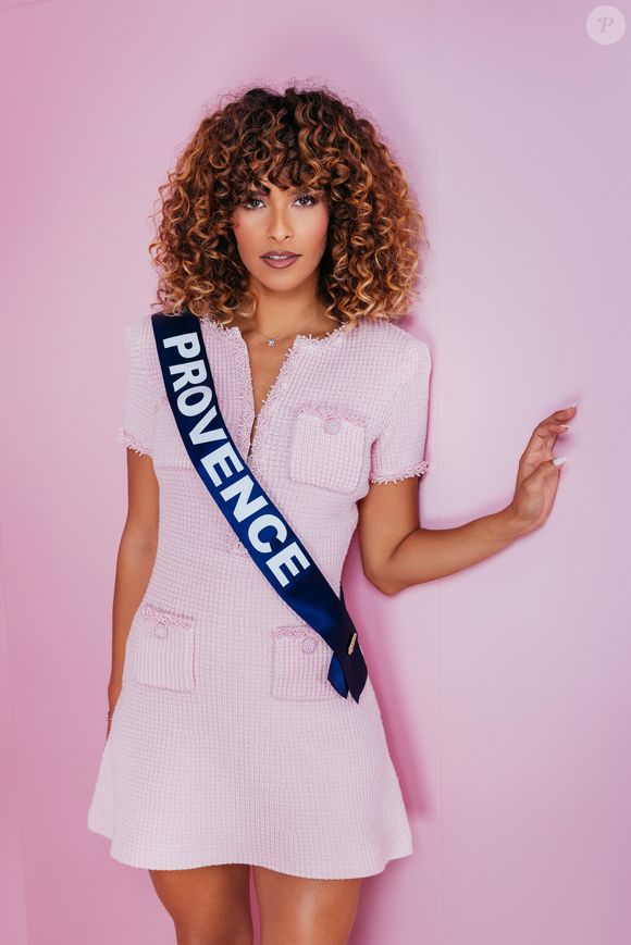 Miss Provence, Julie Zitouni - Portrait officiel des 30 candidates au concours Miss France 2026. © SIPA / Benjamin Decoin via Bestimage