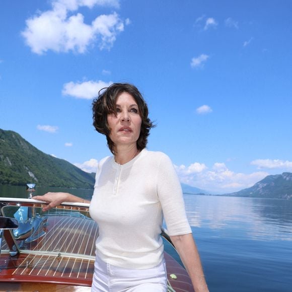 Exclusif - Mathilde Seigner en Riva sur le Lac du Bourget lors de la 3ème édition du Festival du Cinema Français et de la gastronomie d'Aix-les-Bains le 5 juin 2024. © Denis Guignebourg / Bestimage