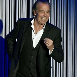 Michel Leeb sur scène lors de son spectacle solo « Leeb, 40 ans ! » à Margny-les-Compiègne, en France, le 26 janvier 2018. Photo : Édouard Bernaux/ABACAPRESS.COM
