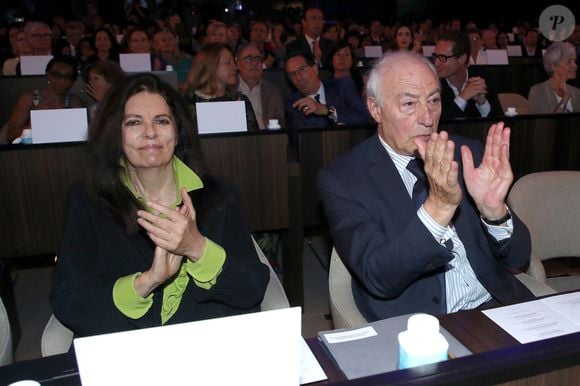 Le mastodonte L'Oréal a officiellement mis le grappin sur la division beauté du groupe Kering pour la somme astronomique de... 4 milliards d'euros ! 

Françoise Bettencourt Meyers et son mari Jean-Pierre Meyers - Prix International L'Oréal-UNESCO pour les Femmes et la Science à l'UNESCO, Paris, France le 12 Juin 2025.

© Bertrand Rindoff / Bestimage