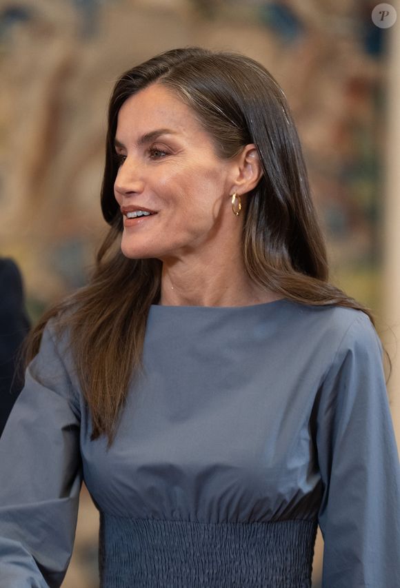 La reine Letizia d'Espagne reçoit en audience au palais de la Zarzuela une représentation de l'association Proyecto Hombre à Madrid, le 2 juillet 2025. 
© Lalo Yasky / Bestimage