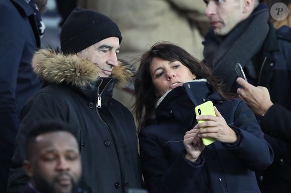 Raymond Domenech et sa femme Estelle Denis dans les tribunes lors du match de Ligue 1 "PSG - OM (3-0)" au Parc des Princes à Paris, le 25 février 2018. AGENCE / BESTIMAGE