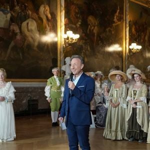 Exclusif - Stéphane Bern lors de l'enregistrement de l'émission "Versailles en fêtes" diffusée le 5 septembre 2026 sur France 2, à Versailles, France, le 31 août 2026. © Anne-Sophie Guebey/Bestimage