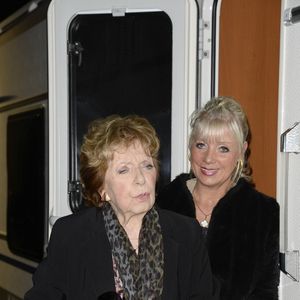 Marthe Mercadier et sa fille Véronique - Marthe Mercadier sur le point d'être expulsée de son appartement de Neuilly-sur-Seine pour loyers impayés vient de recevoir une généreuse proposition des Forains de la foire du Trône qui lui mettent à disposition une caravane au coeur du bois de Vincennes le 4 avril 2014 . Marthe Mercadier, touchée, a accepté l’invitation, et a été officiellement nommée marraine de la Foire du Trône 2014. COADIC GUIREC / BESTIMAGE