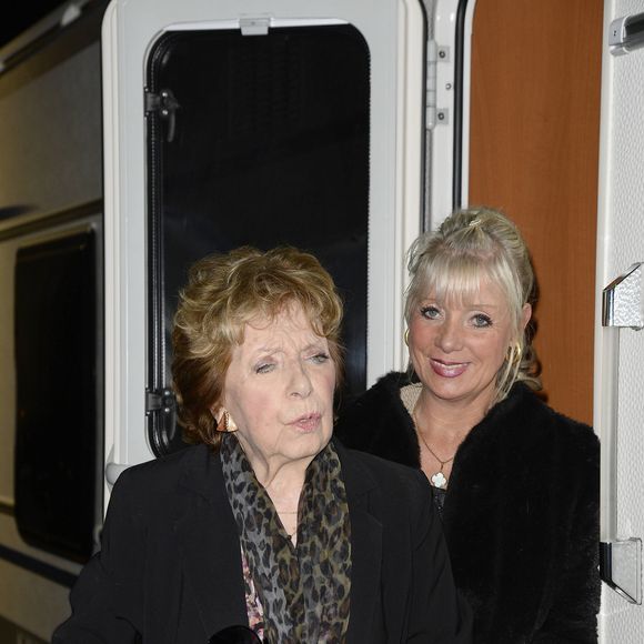 Marthe Mercadier et sa fille Véronique - Marthe Mercadier sur le point d'être expulsée de son appartement de Neuilly-sur-Seine pour loyers impayés vient de recevoir une généreuse proposition des Forains de la foire du Trône qui lui mettent à disposition une caravane au coeur du bois de Vincennes le 4 avril 2014 . Marthe Mercadier, touchée, a accepté l’invitation, et a été officiellement nommée marraine de la Foire du Trône 2014. COADIC GUIREC / BESTIMAGE
