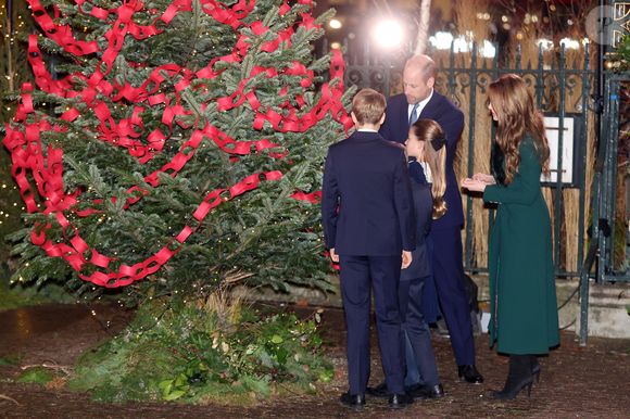 Ce spectacle de chants de Noël, soutenu par la Fondation royale, portée par le prince et la princesse de Galles, met en lumière depuis 2021 ceux qui font preuve d'empathie envers les autres.

Le prince William, Kate Middleton, et leurs enfants George, Charlotte et Louis, assistent au 5e concert de chants de Noël "Together at Christmas" à l'abbaye de Westminster à Londres, le 5 décembre 2025. PA Photo/ Bestimage