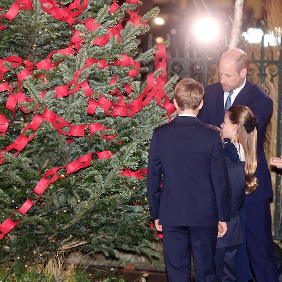 Ce spectacle de chants de Noël, soutenu par la Fondation royale, portée par le prince et la princesse de Galles, met en lumière depuis 2021 ceux qui font preuve d'empathie envers les autres.

Le prince William, Kate Middleton, et leurs enfants George, Charlotte et Louis, assistent au 5e concert de chants de Noël "Together at Christmas" à l'abbaye de Westminster à Londres, le 5 décembre 2025. PA Photo/ Bestimage