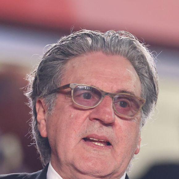 Daniel Auteuil à la descente des marches du film "Vie privée" lors du 78ème Festival International du Film de Cannes, le 20 mai 2025.

Photo : Jacovides-Moreau / Bestimage