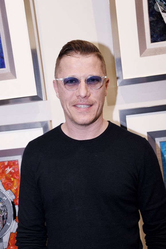 Jean-Edouard Lipa (Dj, ancien de Loft Story) lors du vernissage de l'exposition "Vue du ciel" de l'artiste 3D Johann Perathoner au Royal Monceau-Raffles Paris le 20 avril 2022. © Rachid Bellak / Bestimage
