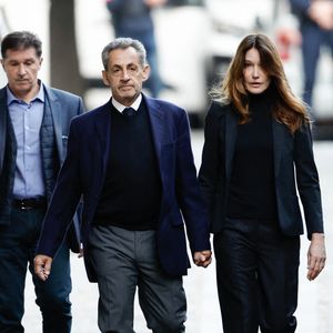 Nicolas Sarkozy, accompagné de sa femme Carla Bruni, sort de son domicile pour être incarcéré à la prison de La Santé à Paris le 21 octobre 2025.
Ce mardi 21 octobre 2025, Nicolas Sarkozy entre en prison. Condamné à cinq ans de prison ferme dans l'affaire du financement libyen, l'ancien président de la République doit purger sa peine à la maison d'arrêt de la Santé, à Paris.

© Moreau / Jacovides / Bestimage