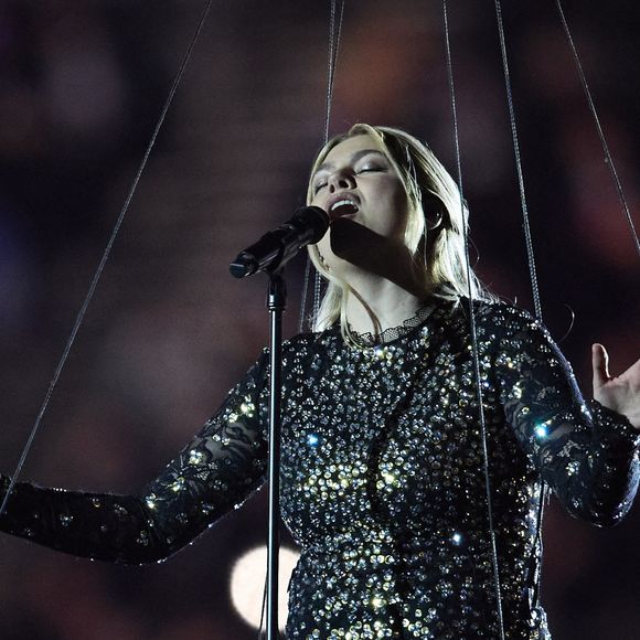 La chanteuse Louane (Louane Emera), représentante de la France au concours de l'Eurovision, interpréte pour la première fois son titre Maman, en hommage à sa mère décédée lorsqu'elle avait 17 ans, devant les 80 000 spectateurs, suspendue sur une plateforme, plusieurs mètres au-dessus de la pelouse et des musiciens, du Stade de France à la mi-temps du match du Tournoi des Six Nations opposant la France à l'Écosse, à Saint-Denis, Seine Saint-Denis, France, le 15 mars 2025. © Cyril Moreau/Bestimage