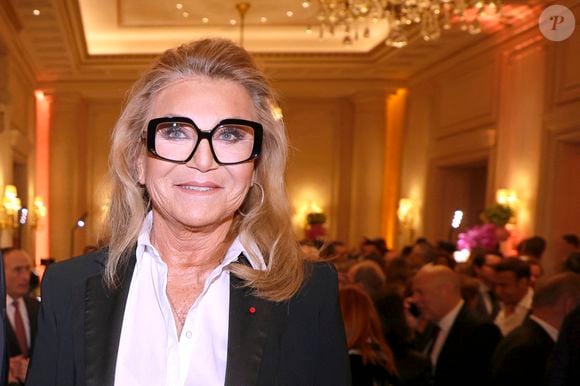 L'inusable Sheila impressionne toujours son public avec une énergie débordante sur scène.

Sheila - Soirée de gala pour la Fondation de la Recherche en Physiologie, "Les Stéthos d'Or" au Four Seasons Hôtel George V à Paris le 24 mars 2025. © Cédric Perrin/Bestimage