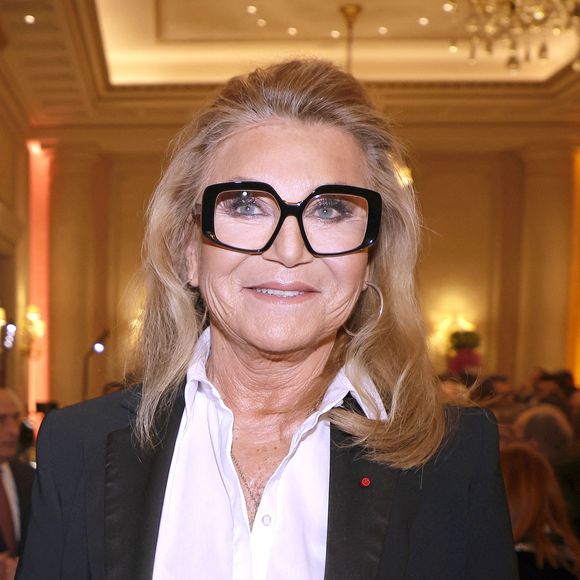 L'inusable Sheila impressionne toujours son public avec une énergie débordante sur scène.

Sheila - Soirée de gala pour la Fondation de la Recherche en Physiologie, "Les Stéthos d'Or" au Four Seasons Hôtel George V à Paris le 24 mars 2025. © Cédric Perrin/Bestimage