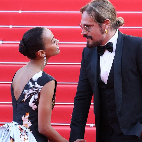 Zoe Saldana et Marco Perego sur le tapis rouge de la cérémonie de clôture du 79ème Festival de Cannes au Palais des Festivals le 23 mai 2026 à Cannes, France. Photo par Jerome Domine/Abaca