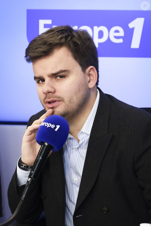 le journaliste d'Europe 1 a posté une photo de son enfant et sa femme Eloïse dans les studios de la radio. 

Gauthier Le Bret sur le plateau de l'émission "On marche sur la tête" en direct sur Europe 1 le 29 janvier 2025.

© Jack Tribeca / Bestimage