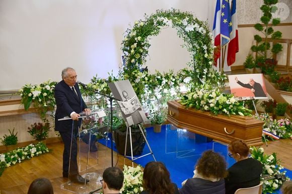 François Bayrou, Premier ministre - Obsèques de J-F.Kahn dans la salle polyvalente de Mussy-sur-Seine, le 29 janvier 2025. Après cet hommage civil en présence de ses proches et notamment du Premier ministre F.Bayrou, le journaliste, décédé le 22 janvier 2025 à 86 ans, sera inhumé dans le cimetière communal dans la plus stricte intimité.
© Romain Doucelin / Bestimage