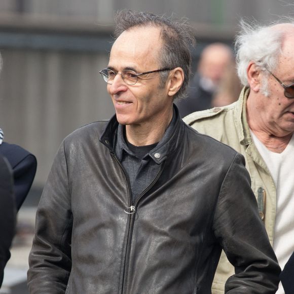 "Ce n’est pas Jean-Jacques Goldman qui la chantera mais deux artistes, Eloïz et Yvard, qui sont liés par leur parcours professionnel au Bleuet de France", précise le quotidien.

Jean-Jacques Goldman lors des obseques de Veronique Colucci au cimetière de Montrouge à Paris le 12 avril 2018. Photo ABACAPRESS.COM