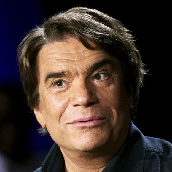 Bernard Tapie le rachète en 1982 et le transforme en navire performant, jusqu’à battre le record de la traversée de l’Atlantique Nord en 1988. 

Portrait de Bernard Tapie © Cédric Perrin / Bestimage 