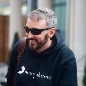 Christophe Willem à son arrivée sur le plateau de "Vivement Dimanche" présentée par Michel Drucker, le 17 octobre 2023, au studio Gabriel à Paris, France. 

© Christophe Clovis/Bestimage