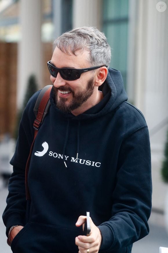Christophe Willem à son arrivée sur le plateau de "Vivement Dimanche" présentée par Michel Drucker, le 17 octobre 2023, au studio Gabriel à Paris, France. 

© Christophe Clovis/Bestimage