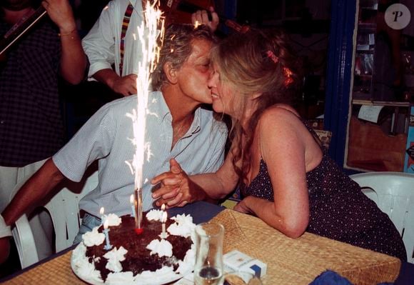 Archives - Brigitte Bardot et son mari Bernard d'Ormale lors de leur 5ème anniversaire de mariage à Saint-Tropez. Le 14 août 1997 (Agence / Bestimage).