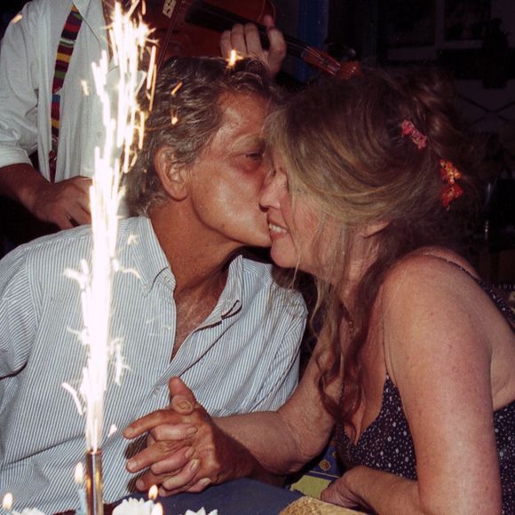 Archives - Brigitte Bardot et son mari Bernard d'Ormale lors de leur 5ème anniversaire de mariage à Saint-Tropez. Le 14 août 1997 (Agence / Bestimage).